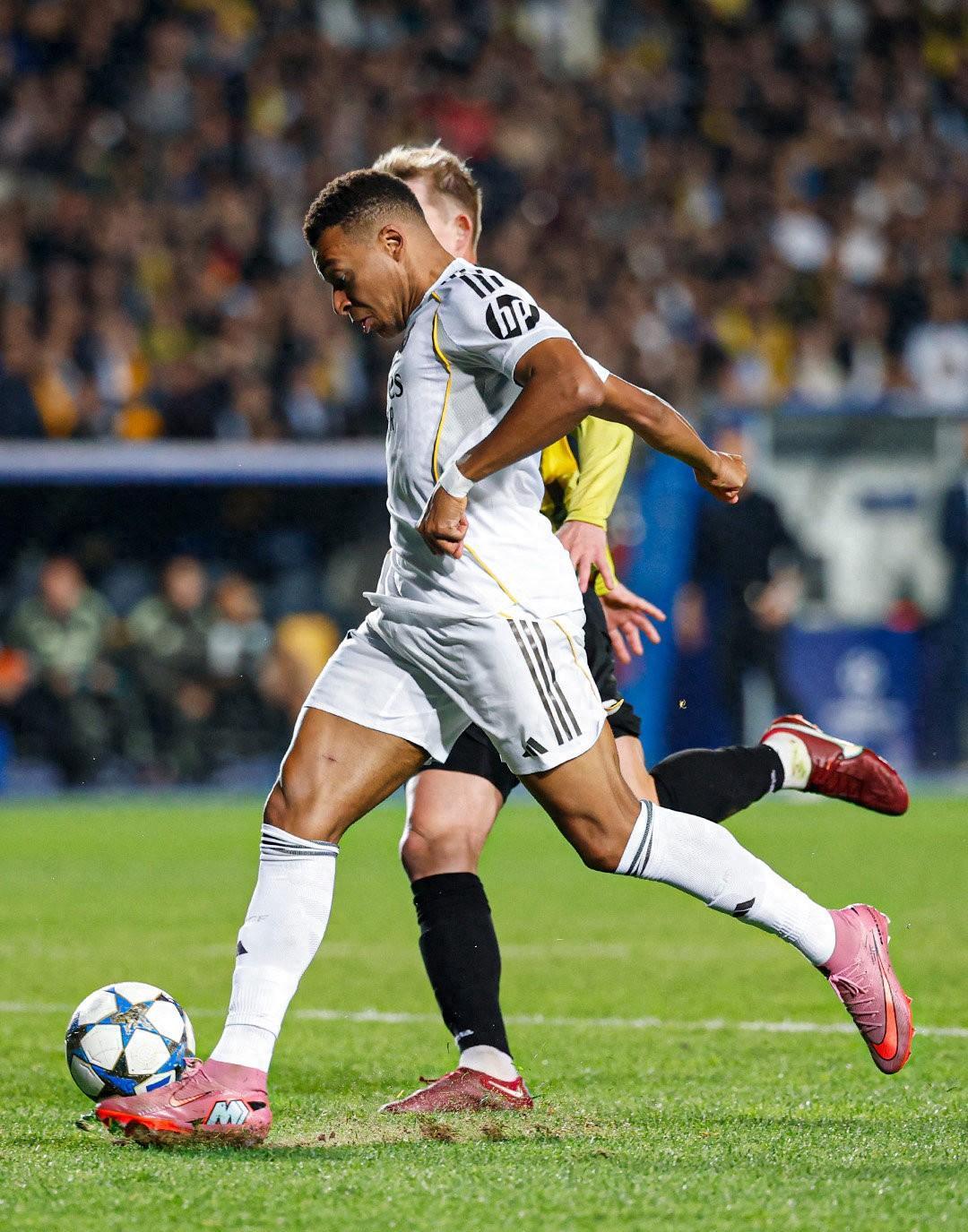 九游体育官方网站-姆巴佩连续十二场比赛得分超过逆转詹姆斯在阿森纳比赛中回归赛场，赛地聚焦——欧篮联国际比赛日热度飙升瞬间刷屏